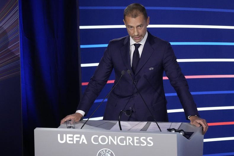 El presidente de la UEFA Aleksander Ceferin brinda su discurso durante el Congreso de la UEFA, el jueves 8 de febrero de 2024, en París. (AP Foto/Christophe Ena)