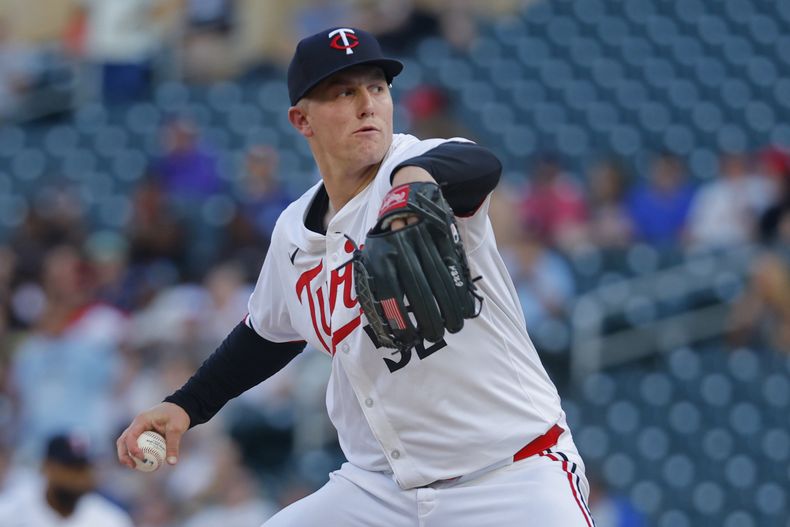 Zebby Matthews, abridor de los Mellizos de Minnesota, lanza en el juego del martes 13 de agosto de 2024, ante los Reales de Kansas City (AP Foto/Bruce Kluckhohn)