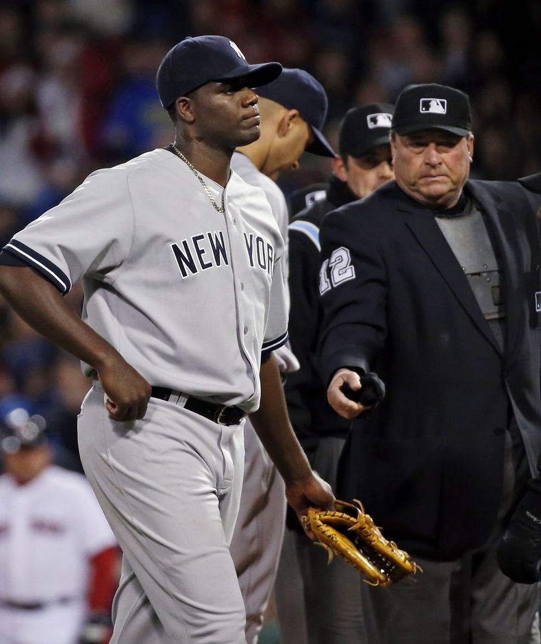 El umpire principal Gerry Davis expulsa a Michael Pineda, el pitcher abridor de los Yanquis de Nueva York, tras detectar una sustancia extra&ntilde;a en su cuello durante el segundo inning del juego ante los Medias Rojas de Boston el mi&eacute;rcoles 23 d