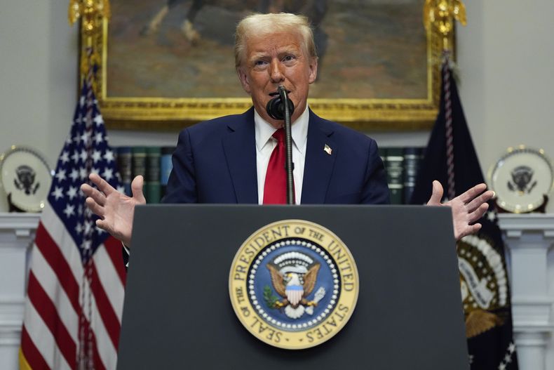 El presidente Donald Trump habla en el Salón Roosevelt de la Casa Blanca, el martes 21 de enero de 2025, en Washington. (AP Foto/Julia Demaree Nikhinson)