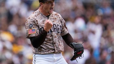 Mason Miller, de los Padres de San Diego, celebra después de la victoria sobre los Azulejos de Toronto por 5-4 en el juego de béisbol de Grandes Ligas el domingo 12 de julio de 2026, en San Diego. (AP Foto/Gregory Bull)