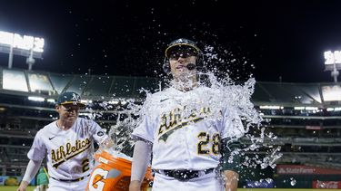 Nick Allen (izquierda) de los Atléticos de Oakland, arroja agua helada a Jonah Brice, tras la victoria sobre los Bravos de Atlanta, el martes 30 de mayo de 2023 (AP Foto/Godofredo A. Vásquez)