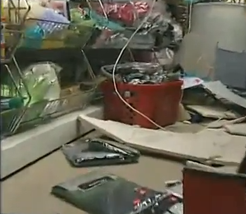 Esta madrugada robaron una bodega de la pequeña Habana. El ladrón abrió un agujero en el techo para entrar.