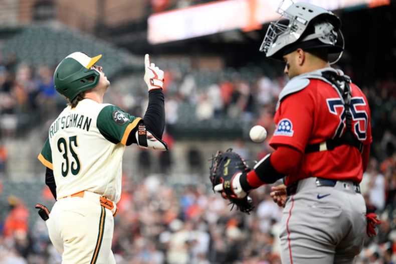 Adley Rutschman (35), de los Orioles de Baltimore, celebra su jonrón de dos carreras frente a Carlos Narváez (75), receptor de los Medias Rojas de Boston, durante la primera entrada del juego de béisbol de Grandes Ligas, el viernes 24 de abril de 2026, en Baltimore. (AP Foto/Nick Wass)