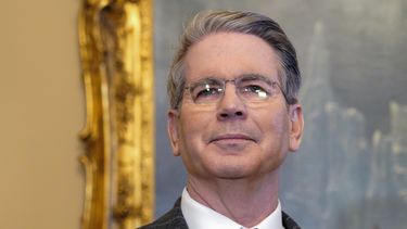 ARCHIVO - Scott Bessent, nominado por el presidente electo Donald Trump como secretario del Tesoro, en su reunión con el líder de la mayoría del Senado, Chuck Schumer, en el Capitolio, Washington, el 15 de enero de 2025. (AP Foto/Yuri Gripas, Archivo)