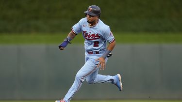 Mellizos blanquean 4-0 a Reales, pero pierden a Arráez