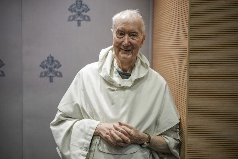 El británico P. Timothy Peter Joseph Radcliffe, posa ante reporteros en una sala de prensa del Vatino antes de su nombramiento como cardenal, el 6 de diciembre de 2024. (AP Foto/Andrew Medichini)