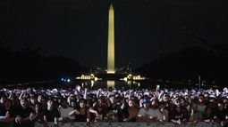 Los miembros de la audiencia vitorean y abuchean durante una conferencia de prensa de la UFC en el Monumento a Lincoln, antes de la pelea del domingo en el Jardín Sur de la Casa Blanca, el viernes 12 de junio de 2026, en Washington. (Foto AP/Allison Robbert)