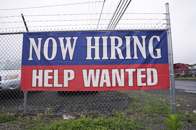 Anuncio de contratación de empleados en Morrisville, Pensilvania, el lunes 9 de junio de 2025. (AP Foto/Matt Rourke)