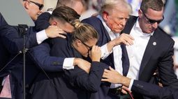 Agentes del Servicio Secreto se llevan al candidato presidencial republicano Donald Trump del escenario tras recibir un disparo durante un acto de campaña, el 13 de julio de 2024, en Butler, Pensilvania. (AP Foto/Gene J. Puskar)