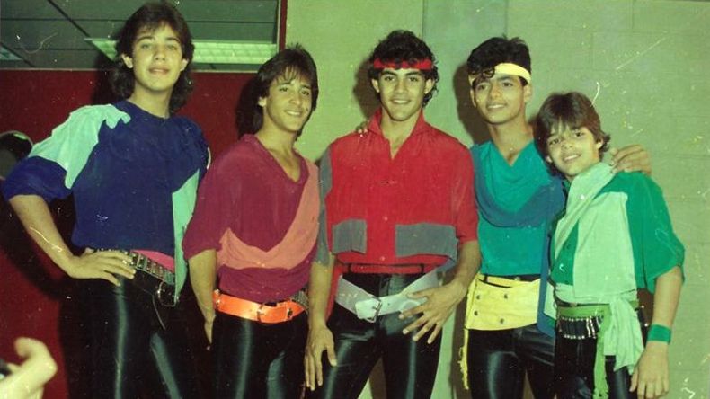 El cantante Roy Roselló, que compartió escenario con Ricky Martin cuando tenía 13 años, hizo una fuerte acusación durante la transmisión de un reality show brasileño. "Quiero perdonarlo", explicó