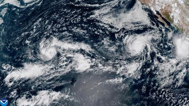 Esta imagen satelital proporcionada por la Oficina Nacional de Administración Oceánica y Atmosférica de Estados Unidos (NOAA, por sus siglas en inglés) muestra a la tormenta tropical Nolo, izquierda, al sur de Hawai; al huracán Odalys, centro, y al huracán Polo, derecha, frente a las costas de México, en el océano Pacífico, el jueves 24 de septiembre de 2026. (NOAA vía AP)
