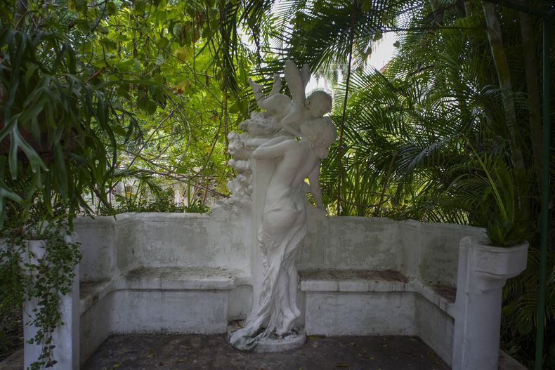 La vegetación rodea las estatuas en el jardín de la residencia del embajador británico en La Habana, el sábado 25 de enero de 2025. (Foto AP/Ramón Espinosa)