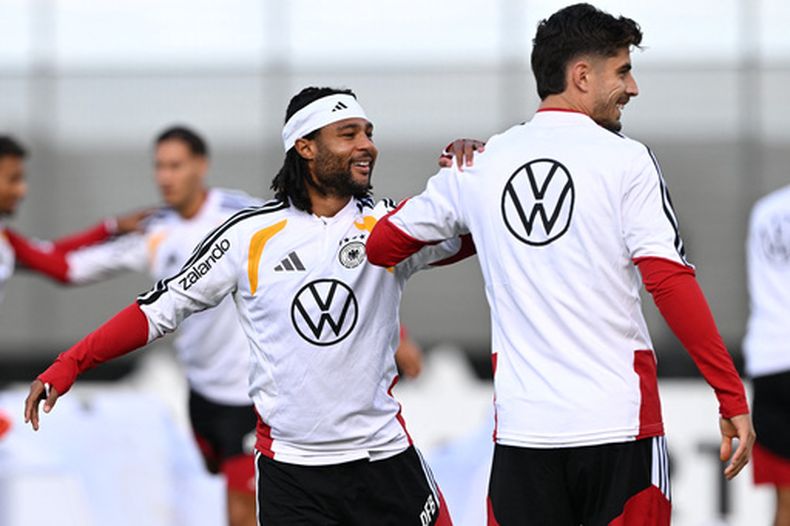 Serge Gnabry (izquierda) y Kai Havertz durante un entrenamiento de la selección de Alemania en Herzogenaurach, el martes 22 de septiembre de 2026. (Federico Gambarini/dpa vía AP)