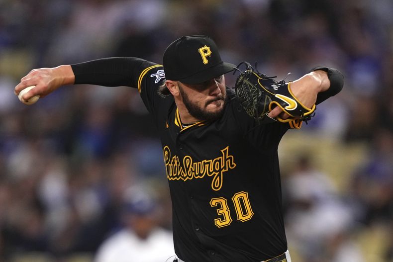 El lanzador abridor de los Piratas de Pittsburgh, Paul Skenes, lanza al plato durante la primera entrada de un juego de béisbol contra los Dodgers de Los Ángeles, el viernes 25 de abril de 2025, en Los Ángeles. (AP Foto/Mark J. Terrill)