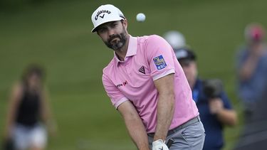 Adam Hadwin con un chip en el hoyo 18 de la primera ronda de Memorial el jueves 6 de junio del 2024 en Dublín, Ohio. (AP Foto/Sue Ogrocki)
