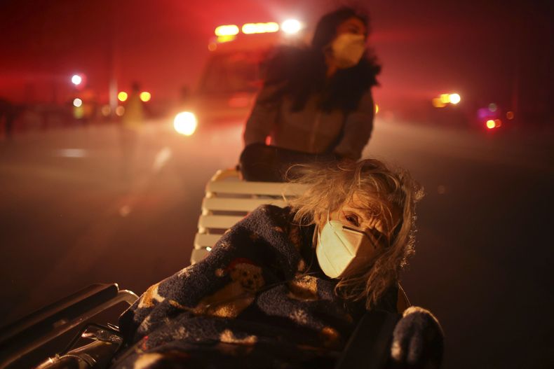 Una interna de una residencia de ancianos es evacuada mientras se acerca el incendio Eaton, el martes 7 de enero de 2025 en Altadena, California. (AP Foto/Ethan Swope)