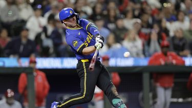 Ty France, de los Marineros de Seattle, batea cuadrangular solitario en contra de Matt Moore, lanzador de los Angelinos de Los Ángeles, durante la octava entrada del juego de béisbol, el viernes 31 de mayo de 2024, en Seattle. (AP Photo/John Froschauer)
