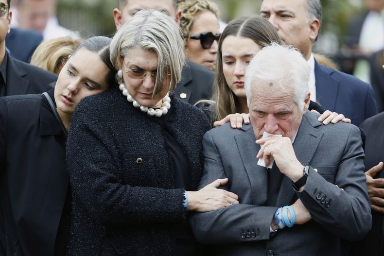 Miguel Uribe (derecha), padre del aspirante presidencial y senador opositor Miguel Uribe, llora durante el funeral de su hijo en el Cementerio Central de Bogotá, Colombia, el miércoles 13 de agosto de 2025. Uribe falleció a causa de las heridas sufridas al recibir un disparo en un mitin político. (Foto AP/John Vizcaino)