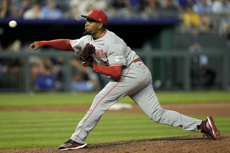 El boricua Alexis Díaz, de los Rojos de Cincinnati, hace un lanzamiento en el noveno inning del juego ante los Reales de Kansas City, el miércoles 14 de junio de 2023 (AP Foto/Charlie Riedel)