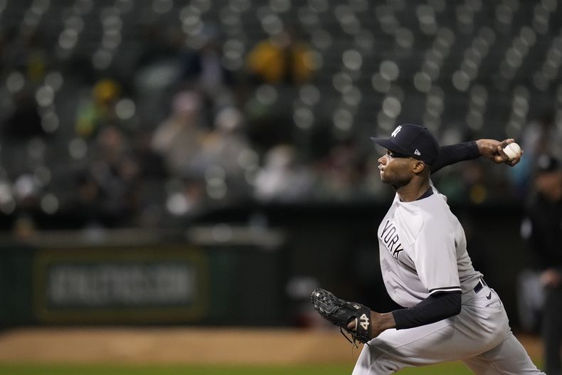 El dominicano de los Yanquis de Nueva York Domingo Germán lanza en la séptima entrada del juego ante los Atléticos de Oakland el miércoles 28 de junio del 2023. (AP Foto/Godofredo A. Vásquez)