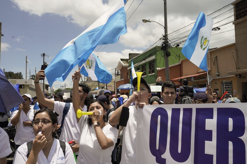 Manifestantes se concentran frente a la sede de la Fiscalía General en Ciudad de Guatemala, el lunes 24 de julio de 2023. Las protestas exigen respeto a la democracia, tras las acciones de la fiscalía y de jueces contra el Tribunal Supremo Electoral y contra uno de los dos partidos que se disputará la presidencia del país en segunda vuelta. (AP Foto/Moisés Castillo)