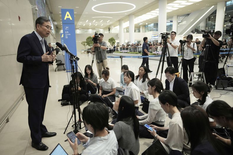 El ministro de Relaciones Exteriores de Corea del Sur, Cho Hyun, habla con los medios después de regresar de Washington en el Aeropuerto Internacional de Incheon en Incheon, Corea del Sur, el viernes 12 de septiembre de 2025. (AP Foto/Ahn Young-joon)