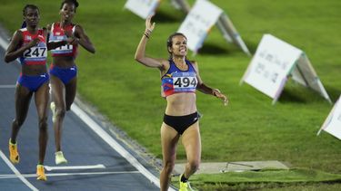 La venezolana Joselyn Brea festeja tras conquistar los 1.500 metros en los Juegos Centroamericanos y del Caribe, el jueves 6 de julio de 2023 (AP Foto/Arnulfo Franco)