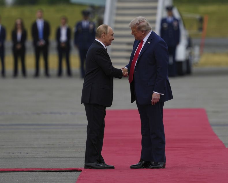 El presidente estadounidense, Donald Trump, saluda a su homólogo ruso, Vladímir Putin, el viernes 15 de agosto de 2025, en la Base Conjunta Elmendorf-Richardson, en Alaska. (AP Foto/Julia Demaree Nikhinson)