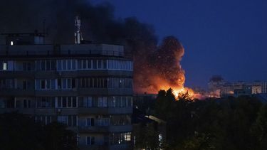 Un incendio tras un ataque ruso en Kiev, Ucrania, el lunes 23 de junio de 2025. (AP Foto)