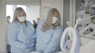 Parientes de Maurice Miller --su hermana Mary Miller-Duffy, derecha, y la esposa de esta, Sue Duffy-- están junto a su cuerpo en NYU Langone Health, Nueva York, 12 de setiembre de 2023. Durante 61 días, un riñón de cerdo funcionó en el cuerpo del hombre con muerte cerebral. (AP Foto/Shelby Lum)