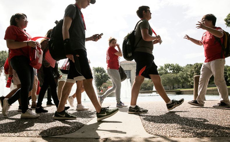 En esta foto del 13 de junio de 2017, estudiantes de nuevo ingreso de la Universidad de Houston recorren el campus en una jornada de orientación, en Houston. (Elizabeth Conley/Houston Chronicle vía AP, archivo)