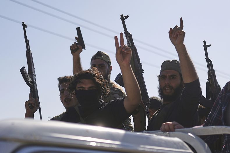 Combatientes beduinos llegan a la aldea al-Dour en las afueras de Sweida en el sur de Siria en medio de choques entre clanes beduinos y milicias drusas el 18 de julio del 2025. (AP foto/Ghaith Alsayed)