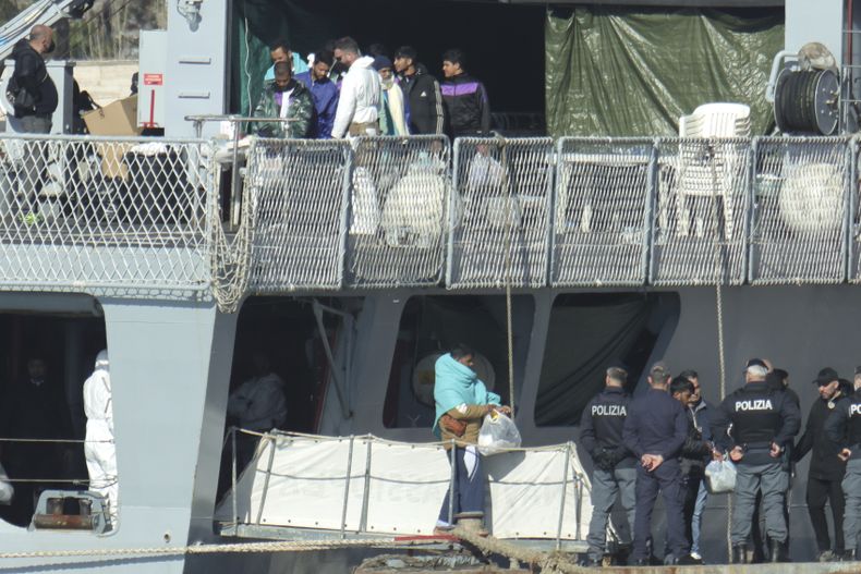 ARCHIVO - Migrantes desembarcan una embarcación italiana, luego de que Italia envió 49 personas a Albania, en Shengjin, en el noroeste de Albania, el martes 28 de enero de 2025. (AP Foto/Vlasov Sulaj, Archivo)