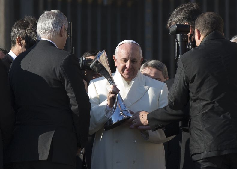 Despu&eacute;s de su audiencia general, el papa Francisco reicbe una r&eacute;plica del trofeo que conquist&oacute; su equipo favorito, el San Lorenzo, que le obsequi&oacute; una delegaci&oacute;n del conjunto en la Plaza de San Pedro, en el Vaticano, el