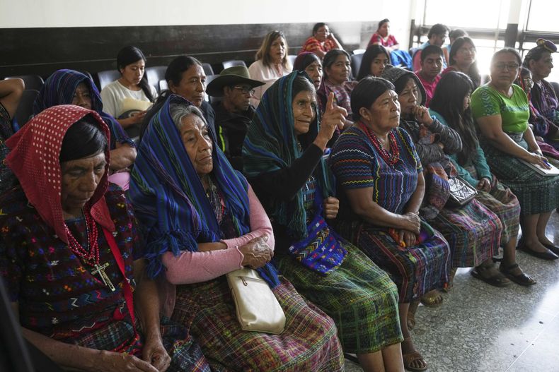 Mujeres indígenas mayas achíes de la comunidad de Rabinal en un nuevo juicio contra tres exparamilitares acusados de delitos de violencia sexual cometidos durante la guerra civil, en la sala de audiencias, en Ciudad de Guatemala, el martes 1 de abril de 2025. (AP Foto/Moisés Castillo)