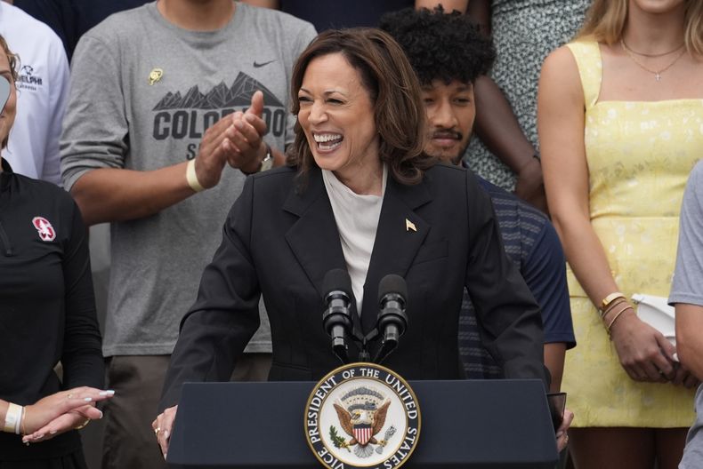 La vicepresidenta Kamala Harris habla desde los jardines de la Casa Blanca, en Washington, el lunes 22 de julio de 2024, durante un evento con deportistas universitarios. (AP Foto/Alex Brandon)