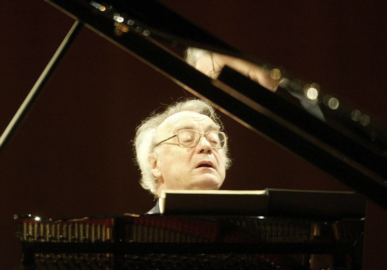 ARCHIVO - El pianista austríaco Alfred Brendel, actúa en el Festival de Piano de Lucerna 2004, en Lucerna, Suiza. (Foto AP/KEYSTONE, Urs Flueeler)