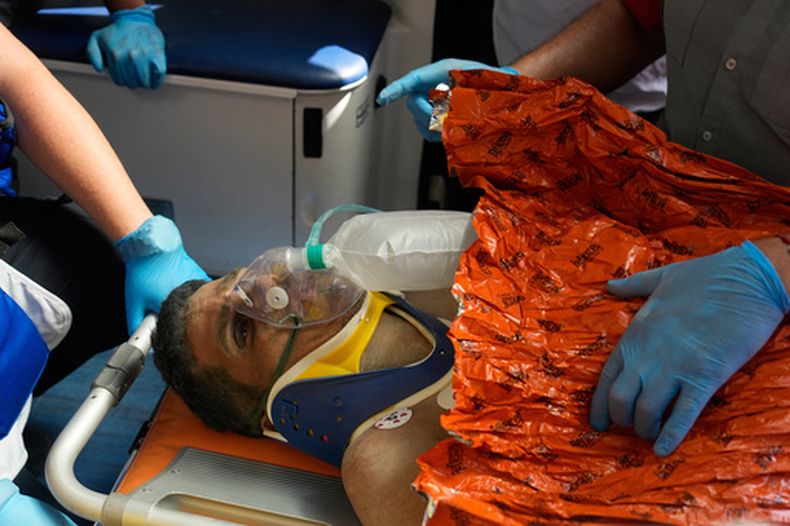 Los rescatistas transportan a Hernán Gil Flores tras ser rescatado de entre los escombros una semana después de quedar atrapado por los dos terremotos que azotaron Catia La Mar, Venezuela, en Catia La Mar, el jueves 2 de julio de 2026. (AP Foto/Fernando Vergara)