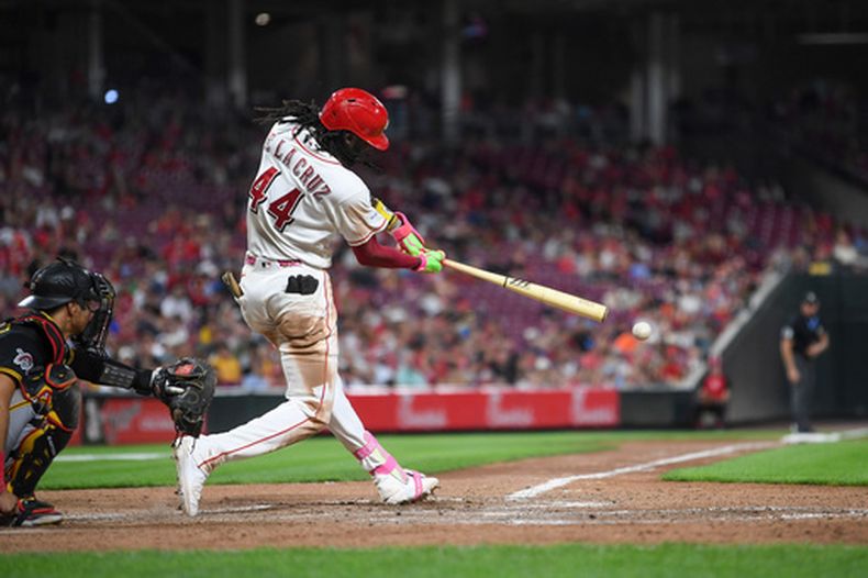 El dominicano Elly de la Cruz, de los Rojos de Cincinnati, batea durante el noveno inning de un juego ante los Piratas de Pittsburgh, el jueves 30 de julio de 2026 (AP Foto/Tanner Pearson)