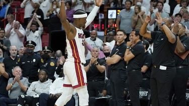 Butler brilla con 45 puntos; Heat amplía ventaja sobre Hawks