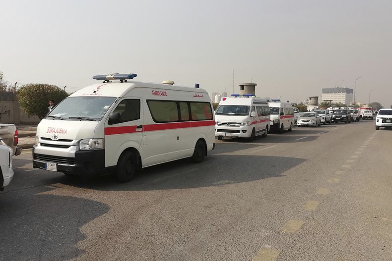 Ambulancias hacen fila frente al cuartel general de las Fuerzas de Movilización Popular después de que fue atacado desde el aire, el jueves 4 de enero de 2024, en Bagdad, Irak. (AP Foto/Hadi Mizban)