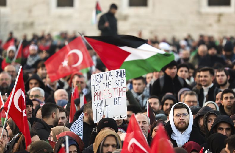 Gente se manifiesta en solidaridad con los palestinos durante la guerra en Gaza, en Estambul, Turquía, el miércoles 1 de enero de 2025. (Berkman Ulutin/DIA Photo via AP)