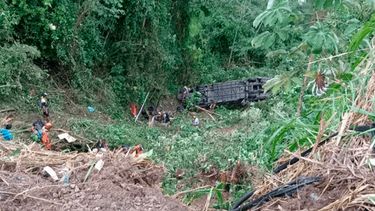 Al menos nueve muertos y 33 heridos en Colombia al caer un autobús por un precipicio