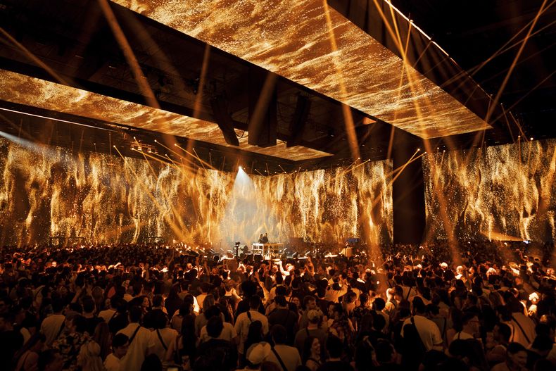 Jungle presenta un DJ set del espectáculo Cercle Odyssey el 25 de abril de 2025 en la Ciudad de México. (Cercle via AP)