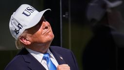 El presidente Donald Trump levanta el puño en el primer tee antes de los partidos individuales de la ronda final del torneo de golf de la Presidents Cup entre equipos de EEUU e internacionales en el Medinah Country Club, el 27 de septiembre de 2026, en Medinah, Illinois. (Foto AP/Matt Slocum)