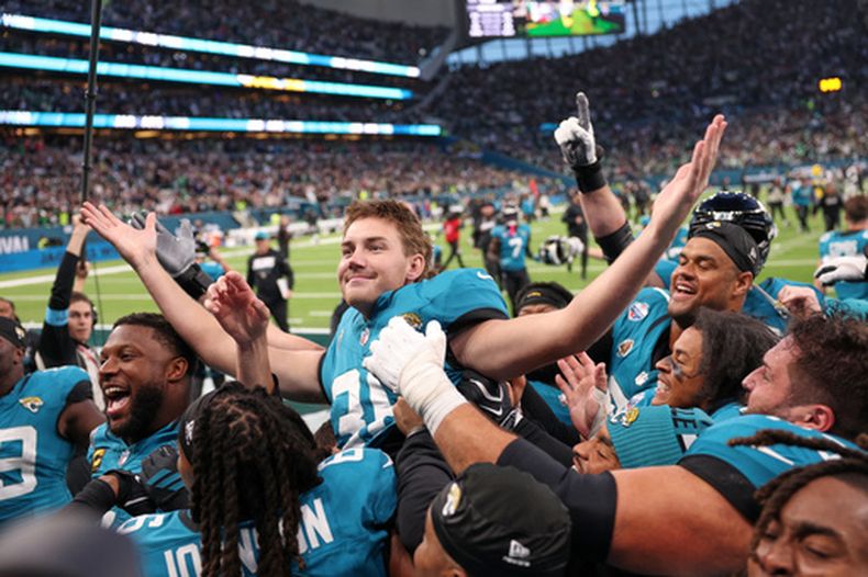 El pateador de los Jaguars de Jacksonville Cam Little celebra tras anotar con un gol de campo en el último segundo ante los Eagles de Filadelfia el domingo 11 de octubre del 2026. (AP Foto/Ian Walton)