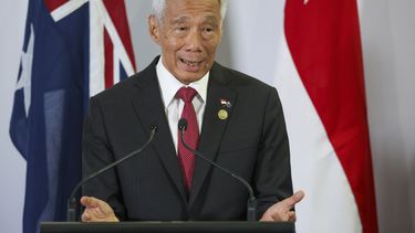 ARCHIVO - El primer ministro de Singapur, Lee Hsien Loong, hace un gesto durante una conferencia de prensa conjunta con el primer ministro de Australia, Anthony Albanese, tras una reunión bilateral en una cumbre especial de ASEAN en Melbourne, Australia el 5 de marzo de 2024. Lee renunciará al cargo el 15 de mayo y pasará el testigo a su número dos, Lawrence Wong, según dijo el lunes 15 de abril de 2024 su oficina. (AP Foto/Hamish Blair, Archivo)