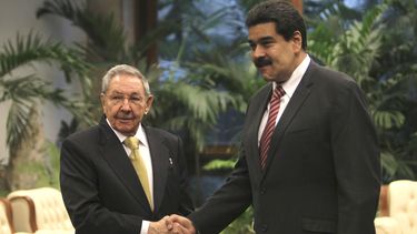 Lo vital para Raúl Castro, por ahora, es mantener el suministro de hidrocarburos, y hasta que no haya un desmonte total del embargo, Caracas seguirá siendo estratégica.