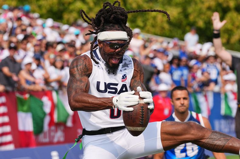 El estadounidense Tyler TD Davis celebra un touchdown durante la final masculina del Campeonato Mundial de Flag Football entre Italia y Estados Unidos en Düsseldorf, Alemania, el domingo 16 de agosto de 2026. (Foto AP/Martin Meissner)